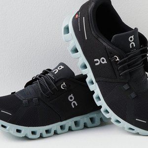On Cloud 5 Womens Sneakers size 8 black/green